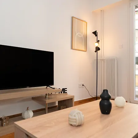Contemporary Chic In The Heart Of Apartment *